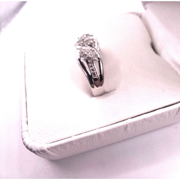 New in Box Stunning 1/4 ct. Natural Diamond Ring Sterling Silver Size 7 - Picture 4 of 7